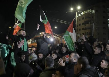 ضمن صفقة التبادل .. 90 أسيراً يعانقون الحرية وجماهير حاشدة في استقبالهم