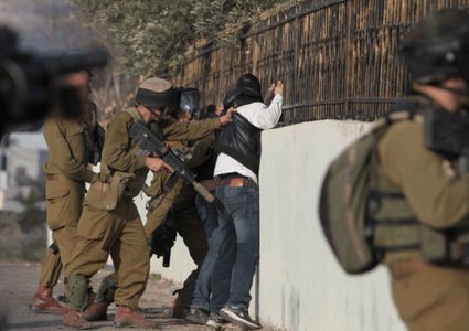 الاحتلال ينكل بعدد من الشبان عند حاجز الحمرا العسكري في الأغوار الشمالية