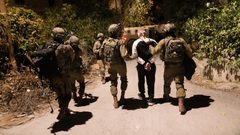 الاحتلال يعتقل خمسة مواطنين  غرب الخليل