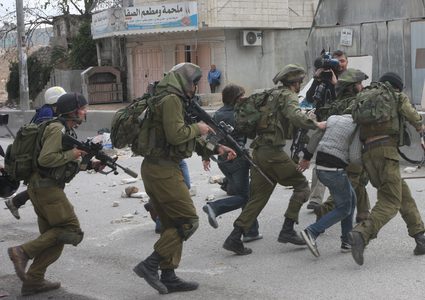 الاحتلال يحتجز أربعة شبان في الخضر جنوب بيت لحم