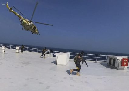 الحوثيون يعلنون الإفراج عن طاقم سفينة بعد احتجازه إثر الحرب على غزة