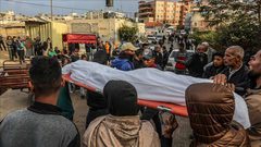 الطواقم الإغاثية تواصل انتشال ضحايا الحرب الإسرائيلية على غزة