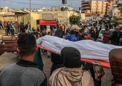 الطواقم الإغاثية تواصل انتشال ضحايا الحرب الإسرائيلية على غزة