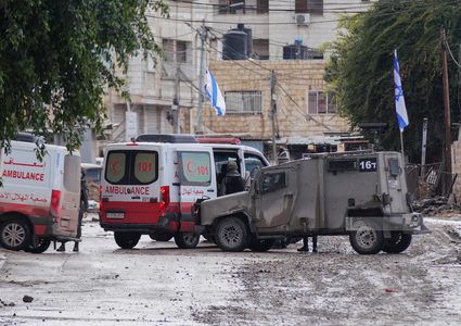 عدوانٌ واسع على مخيم جنين: إصابات وإحراق منازل وتدمير البنية التحتية