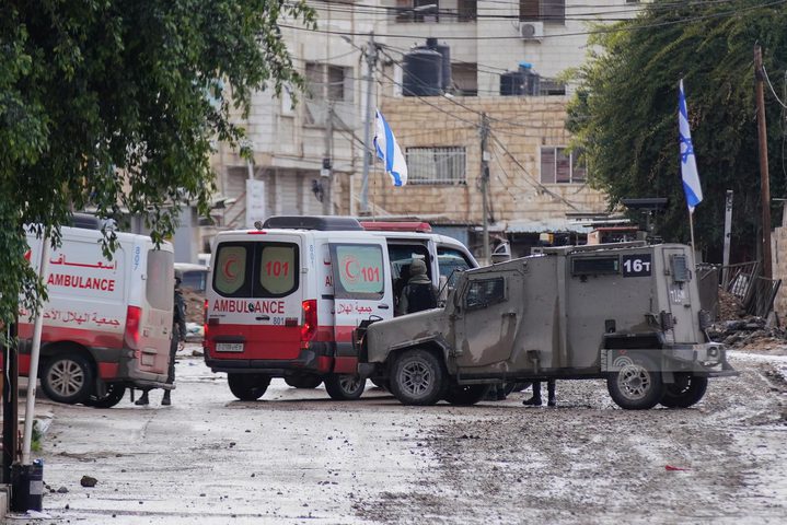 عدوانٌ واسع على مخيم جنين: إصابات وإحراق منازل وتدمير البنية التحتية