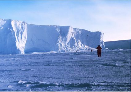 أكبر جبل جليدي يتحرك باتجاه جزيرة بريطانية