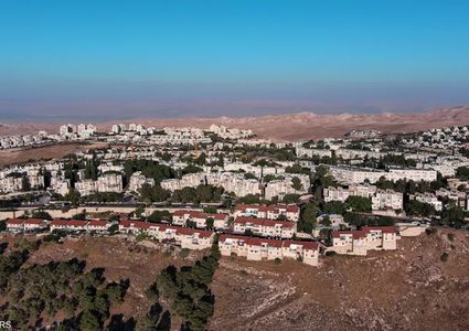 مستوطنون يقيمون بؤرة استيطانية على أراضي المواطنين شمال شرق رام الله