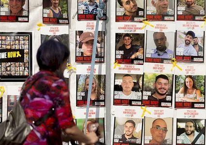 عائلات أسرى إسرائيليين تغلق "أيالون" لمطالبة نتنياهو بتنفيذ صفقة التبادل