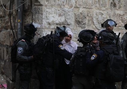 الاحتلال يحتجز عددا من النساء في الخليل