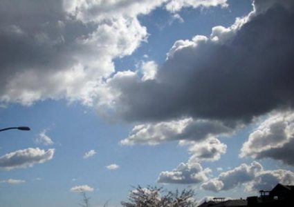 الطقس: أجواء غائمة وفرصة ضعيفة لسقوط أمطار متفرقة