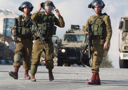 الاحتلال يقتحم بلدة دورا ويعتدي على عاملين في محطة محروقات