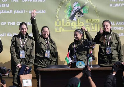 القسام تسلم الاسيرات الإسرائيليات