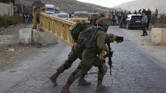 الاحتلال يغلق عدة مداخل في سلفيت