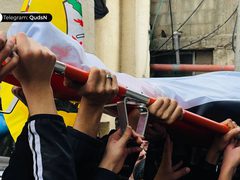 أهالي مخيم بلاطة يلقون نظرة الوداع الأخيرة على الشهيد أحمد حشاش قبل تشييعه
