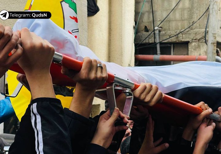 أهالي مخيم بلاطة يلقون نظرة الوداع الأخيرة على الشهيد أحمد حشاش قبل تشييعه