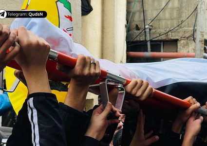 أهالي مخيم بلاطة يلقون نظرة الوداع الأخيرة على الشهيد أحمد حشاش قبل تشييعه