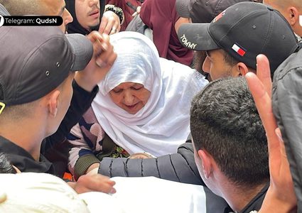 أهالي مخيم بلاطة يلقون نظرة الوداع الأخيرة على الشهيد أحمد حشاش قبل تشييعه