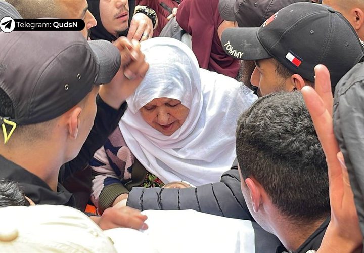 أهالي مخيم بلاطة يلقون نظرة الوداع الأخيرة على الشهيد أحمد حشاش قبل تشييعه