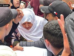 أهالي مخيم بلاطة يلقون نظرة الوداع الأخيرة على الشهيد أحمد حشاش قبل تشييعه