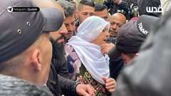 أهالي مخيم بلاطة يلقون نظرة الوداع الأخيرة على الشهيد أحمد حشاش قبل تشييعه