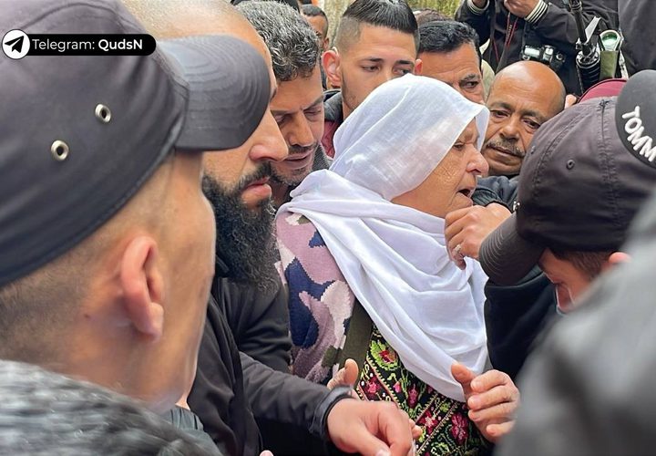 أهالي مخيم بلاطة يلقون نظرة الوداع الأخيرة على الشهيد أحمد حشاش قبل تشييعه