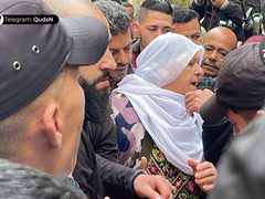 أهالي مخيم بلاطة يلقون نظرة الوداع الأخيرة على الشهيد أحمد حشاش قبل تشييعه