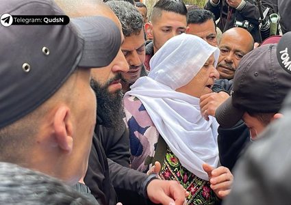 أهالي مخيم بلاطة يلقون نظرة الوداع الأخيرة على الشهيد أحمد حشاش قبل تشييعه