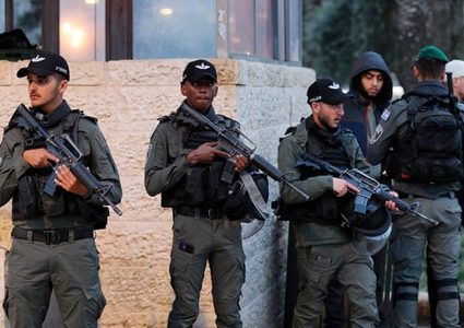 شرطة الاحتلال تعتدي على سياح حاولوا الصلاة في الأقصى ويرحل أحدهم