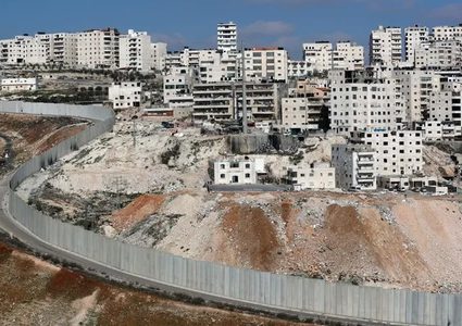 مستوطنون يواصلون شق طريق استيطاني شمال أريحا