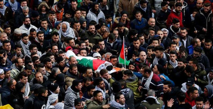 تشييع جثمان الشاب صُب لبن في كفر عقب شمال القدس المحتلة