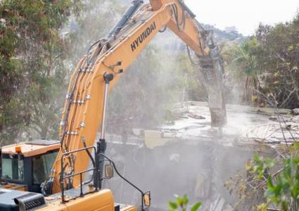 الاحتلال يسلم عائلة الشهيد نضال العامر في مخيم جنين إخطاراً بهدم منزلها