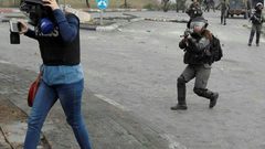 إصابة صحفية بشظايا رصاص الاحتلال في طولكرم