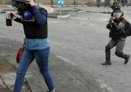 إصابة صحفية بشظايا رصاص الاحتلال في طولكرم