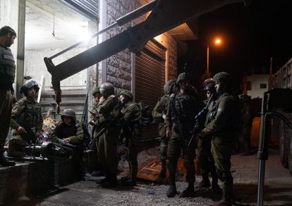 الخليل: الاحتلال يحتجز أطفالا بعد مداهمة منزلهم بالبلدة القديمة