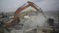 قوات الاحتلال تهدم منزلا في تقوع شرق بيت لحم