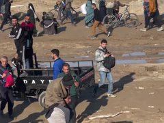 رغم طول المسافة... شاب فلسطيني يحمل والده ويشق طريق عودته مشيا على الأقدام إلى شمال قطاع غزة