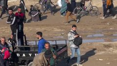 رغم طول المسافة... شاب فلسطيني يحمل والده ويشق طريق عودته مشيا على الأقدام إلى شمال قطاع غزة