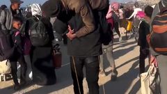 رغم طول المسافة... شاب فلسطيني يحمل والده ويشق طريق عودته مشيا على الأقدام إلى شمال قطاع غزة