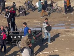 رغم طول المسافة... شاب فلسطيني يحمل والده ويشق طريق عودته مشيا على الأقدام إلى شمال قطاع غزة