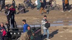 رغم طول المسافة... شاب فلسطيني يحمل والده ويشق طريق عودته مشيا على الأقدام إلى شمال قطاع غزة