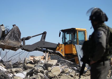 سلطات الاحتلال تجبر مواطنا على هدم منزله في وادي عارة