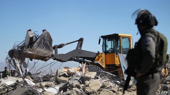 سلطات الاحتلال تجبر مواطنا على هدم منزله في وادي عارة