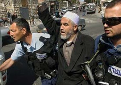 الاحتلال يداهم أم الفحم ويعتقل الشيخ رائد صلاح