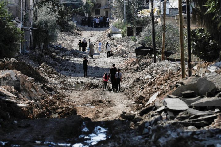 الاحتلال يجبر المواطنين شرق مخيم جنين على إخلاء منازلهم