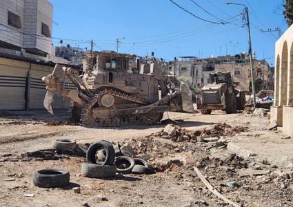 طواقم بلدية طولكرم تباشر أعمال إعادة تأهيل ما دمره الاحتلال وسط المدينة