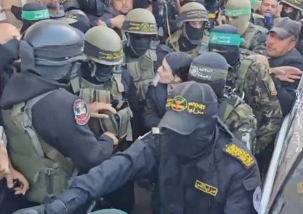 من أمام منزل السنوار- القسام تسلّم 8 أسرى بينهم اسرائيليان