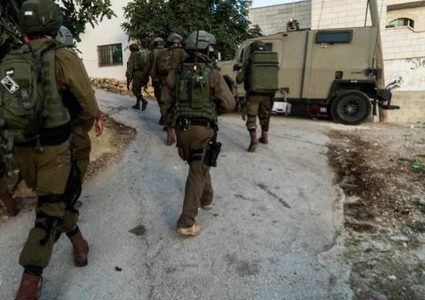 الاحتلال يقتحم منازل معتقلين في القدس من المقرر الإفراج عنهم اليوم