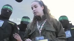 القسام تسلّم المجندة الإسرائيلية الأسيرة آغام بيرغر للصليب الأحمر