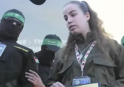 القسام تسلّم المجندة الإسرائيلية الأسيرة آغام بيرغر للصليب الأحمر