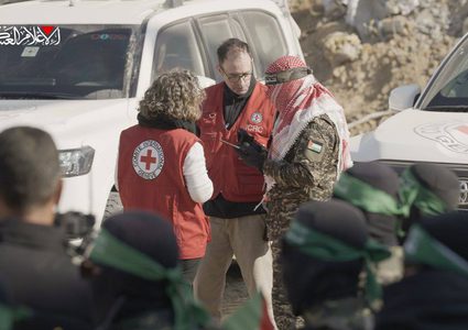 صور تسليم الجزء الأول من الدفعة الثالثة للأسرى الصهاينة في قطاع غزة ضمن المرحلة الأولى من "صفقة طوفان الأقصى" لتبادل الأسرى.